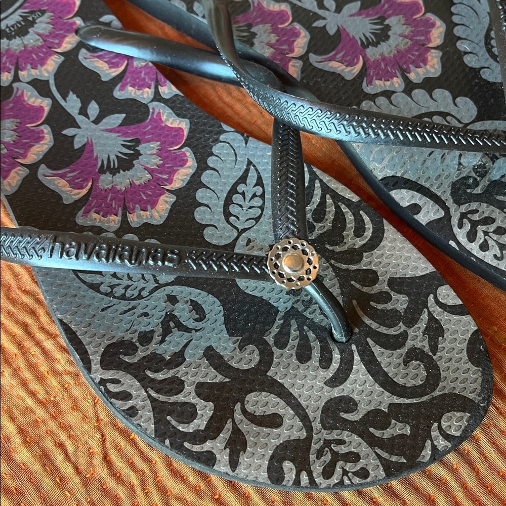 Havaianas Women's Black Flip Flops with Purple Floral Paisley Print 🌺🌴